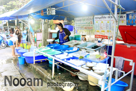 พาเที่ยวชะอำ กินอาหารทะเลสดๆราคาถูก พร้อมกิจกรรมขี่ม้า และบานาน่าโบ็ต