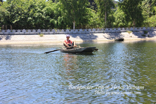 เที่ยวเวียดนามด้วยตัวเอง วันที่ 3 ไปเที่ยวฮาลองบก ล่องเรือเท้าถีบ แวะชมวัดเก่า 2 วัด คือ วัดดิงห์เตียนฮว่างและ วัดเลฮวาน