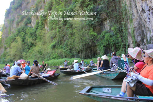 เที่ยวเวียดนามด้วยตัวเอง วันที่ 3 ไปเที่ยวฮาลองบก ล่องเรือเท้าถีบ แวะชมวัดเก่า 2 วัด คือ วัดดิงห์เตียนฮว่างและ วัดเลฮวาน