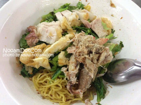 รีวิว ข้าวหมูกรอบ ร้าน ช. บะหมี่เกี๊ยวหมูกรอบ บางกรวย อร่อย เครื่องเยอะ น้ำซุปเด็ด