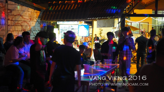 ปาร์ตี้สุดเหวี่ยง ที่ซากุระ บาร์ วังเวียง (Sagura Bar VangVieng) ไทย ฝรั่ง เกาหลี จัดเต็ม