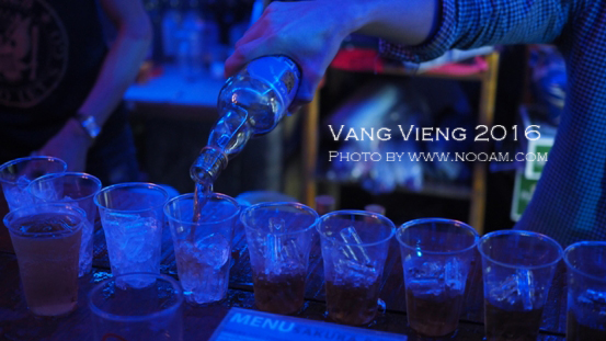 ปาร์ตี้สุดเหวี่ยง ที่ซากุระ บาร์ วังเวียง (Sagura Bar VangVieng) ไทย ฝรั่ง เกาหลี จัดเต็ม