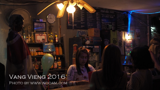 ปาร์ตี้สุดเหวี่ยง ที่ซากุระ บาร์ วังเวียง (Sagura Bar VangVieng) ไทย ฝรั่ง เกาหลี จัดเต็ม