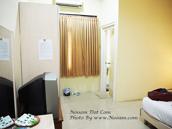 รีวิว Palm Hotel ห้องพักโอเค ห้องใหญ่ เตียงนุ่มหลับสบาย ไม่ไกลจากจากภูเขาอีเจี้ยน (อินโดนีเซีย)