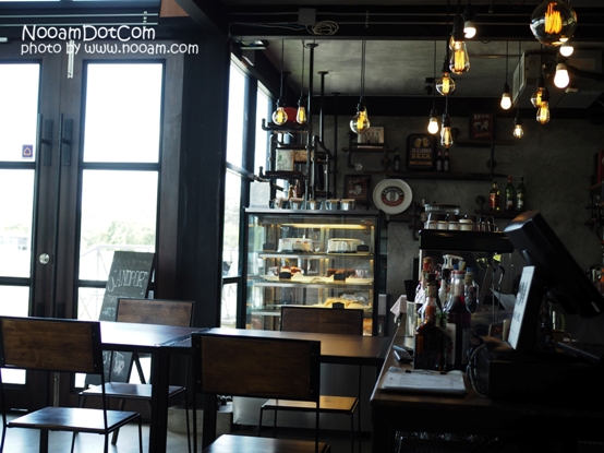 รีวิวร้าน In Dus Three คาเฟ่ เบียร์นอก กาแฟสด อาหารอร่อย บรรยากาศดี ที่เลี่ยงเมืองปากเกร็ด