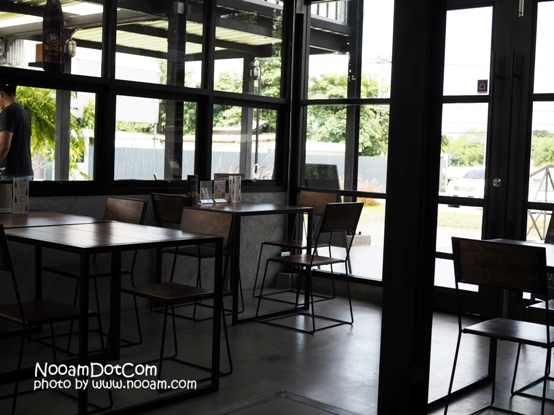 รีวิวร้าน In Dus Three คาเฟ่ เบียร์นอก กาแฟสด อาหารอร่อย บรรยากาศดี ที่เลี่ยงเมืองปากเกร็ด