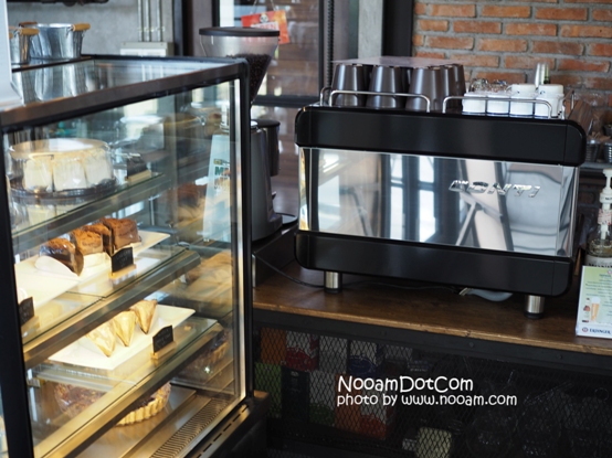 รีวิวร้าน In Dus Three คาเฟ่ เบียร์นอก กาแฟสด อาหารอร่อย บรรยากาศดี ที่เลี่ยงเมืองปากเกร็ด