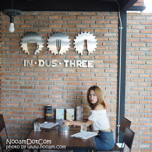 รีวิวร้าน In Dus Three คาเฟ่ เบียร์นอก กาแฟสด อาหารอร่อย บรรยากาศดี ที่เลี่ยงเมืองปากเกร็ด