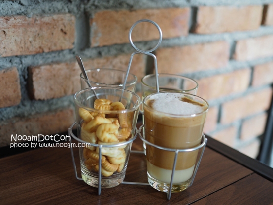 รีวิวร้าน In Dus Three คาเฟ่ เบียร์นอก กาแฟสด อาหารอร่อย บรรยากาศดี ที่เลี่ยงเมืองปากเกร็ด