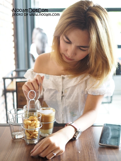 รีวิวร้าน In Dus Three คาเฟ่ เบียร์นอก กาแฟสด อาหารอร่อย บรรยากาศดี ที่เลี่ยงเมืองปากเกร็ด