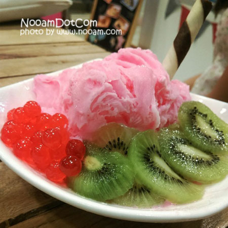 Happy Freeze Icecream ร้านไอติมเกล็ดหิมะ อร่อย ท๊อปปิ้งเยอะ ร้านน่ารัก บรรยากาศดี ราคาไม่แพง อยู่ใกล้ มหาวิทยาลัยหอการค้า