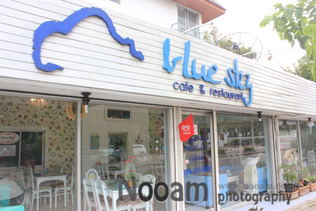 รีวิว ร้าน Blue Sky Cafe & Restaurant (บลู สกาย คาเฟ่) ร้านอาหารน่ารักๆ ชิมเค้กโฮมเมดชิ้นโต ข้าวผัดปลาสลิดและข้าวไข่ระเบิดแสนอร่อย