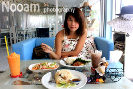 รีวิว ร้าน Blue Sky Cafe & Restaurant (บลู สกาย คาเฟ่) ร้านอาหารน่ารักๆ ชิมเค้กโฮมเมดชิ้นโต ข้าวผัดปลาสลิดและข้าวไข่ระเบิดแสนอร่อย