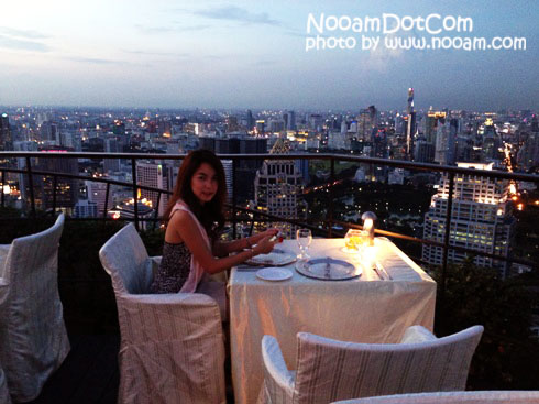 รีวิวร้าน Vertigo and Moon Bar โรแมนติก ใต้แสงดาว บนดาดฟ้าสูง โรงแรมบันยันทรี สาทร