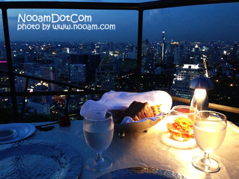 รีวิวร้าน Vertigo and Moon Bar โรแมนติก ใต้แสงดาว บนดาดฟ้าสูง โรงแรมบันยันทรี สาทร